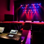 escenario-libre-luces-dispositivos-iluminacion-antecedentes_104603-1121